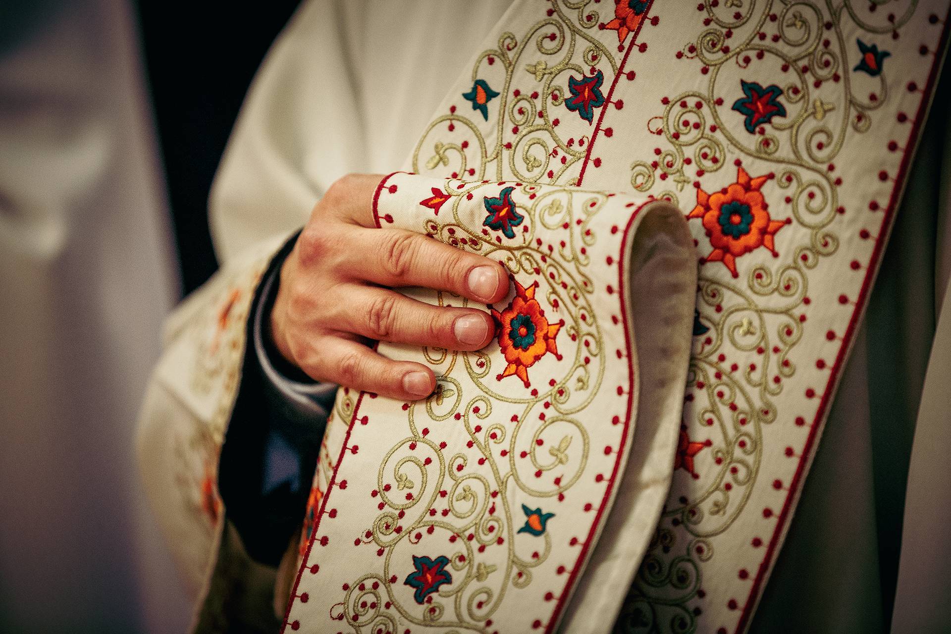 14 detaliu preot biserica fotograf 14 detaliu preot biserica fotograf