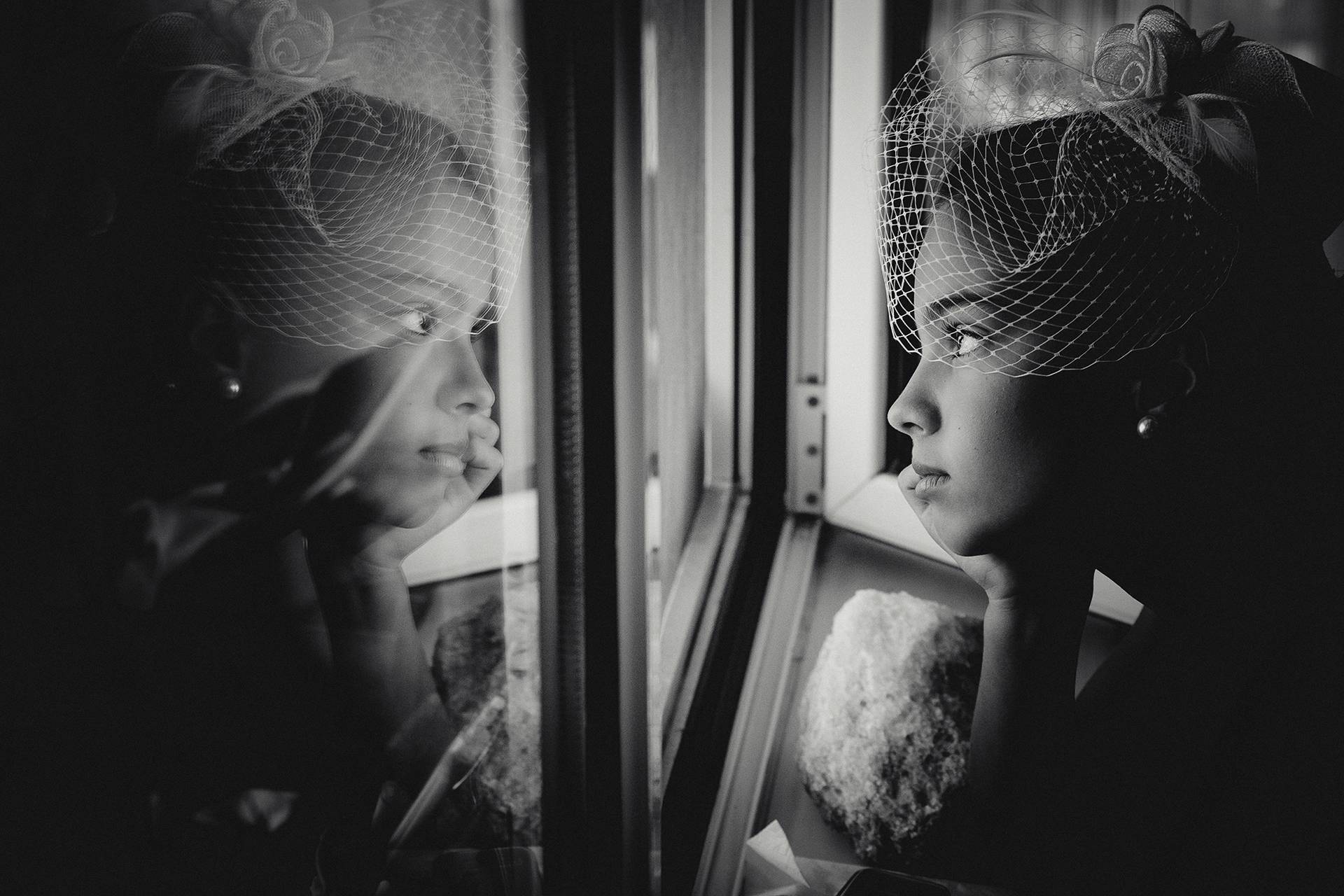 Eleganță și așteptare – fotograf nuntă Transilvania Fetiță elegantă așteaptă începutul nunții – fotograf nuntă Transilvania