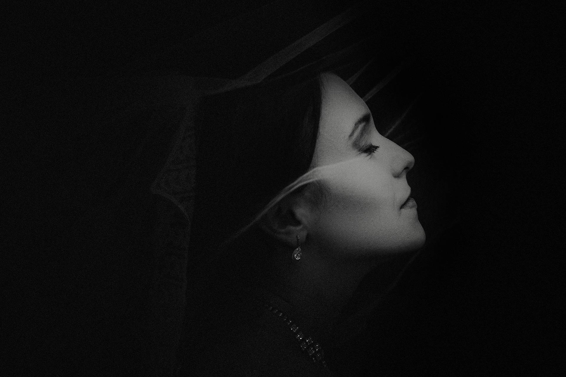 Portret dramatic al miresei – fotograf nuntă Transilvania Portret alb-negru, low-key, cu mireasa – fotograf nuntă Transilvania