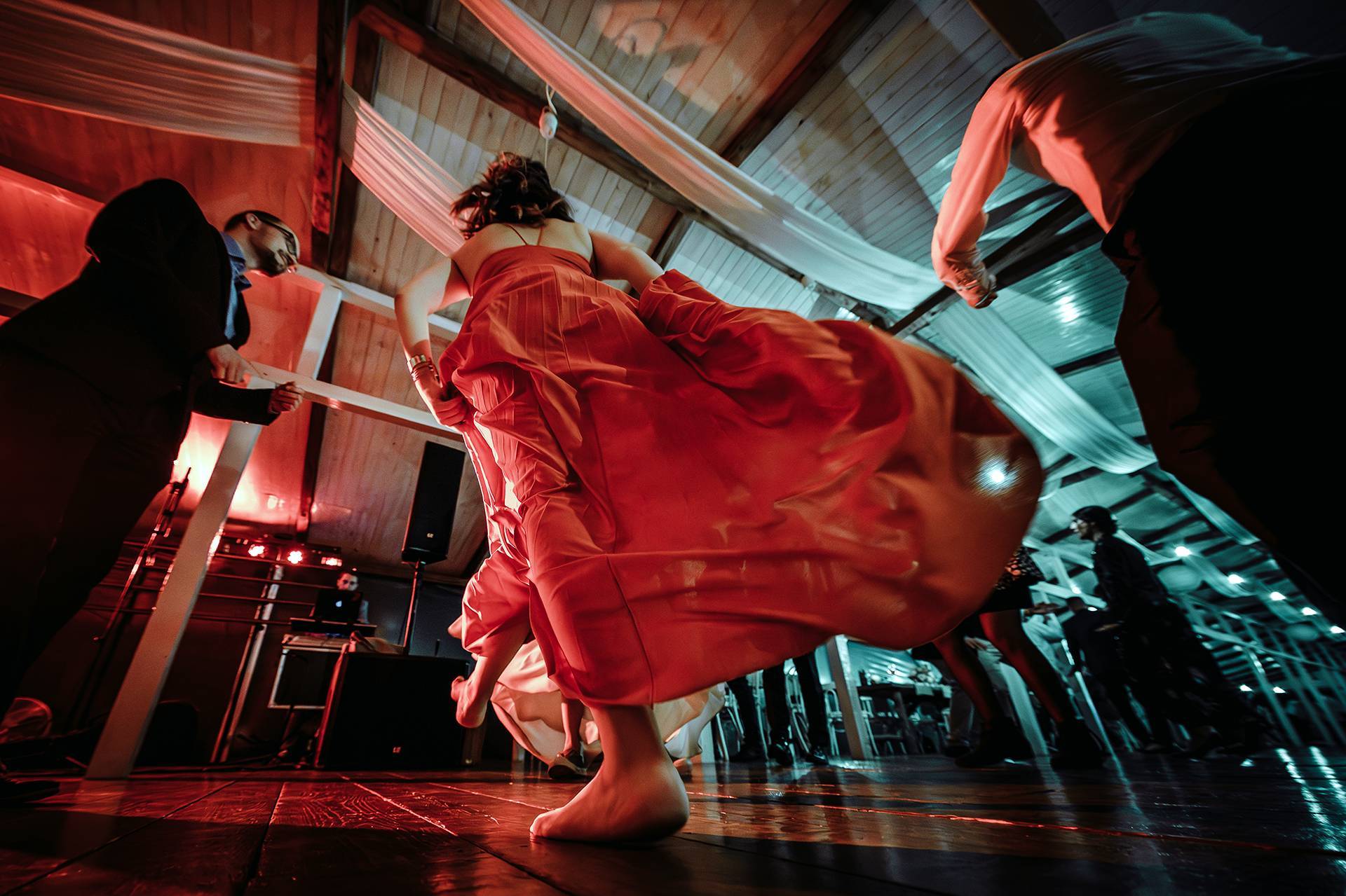 Dans vibrant la nunta – fotograf nuntă Transilvania Invitată cu rochie roșie dansează plină de energie la nunta