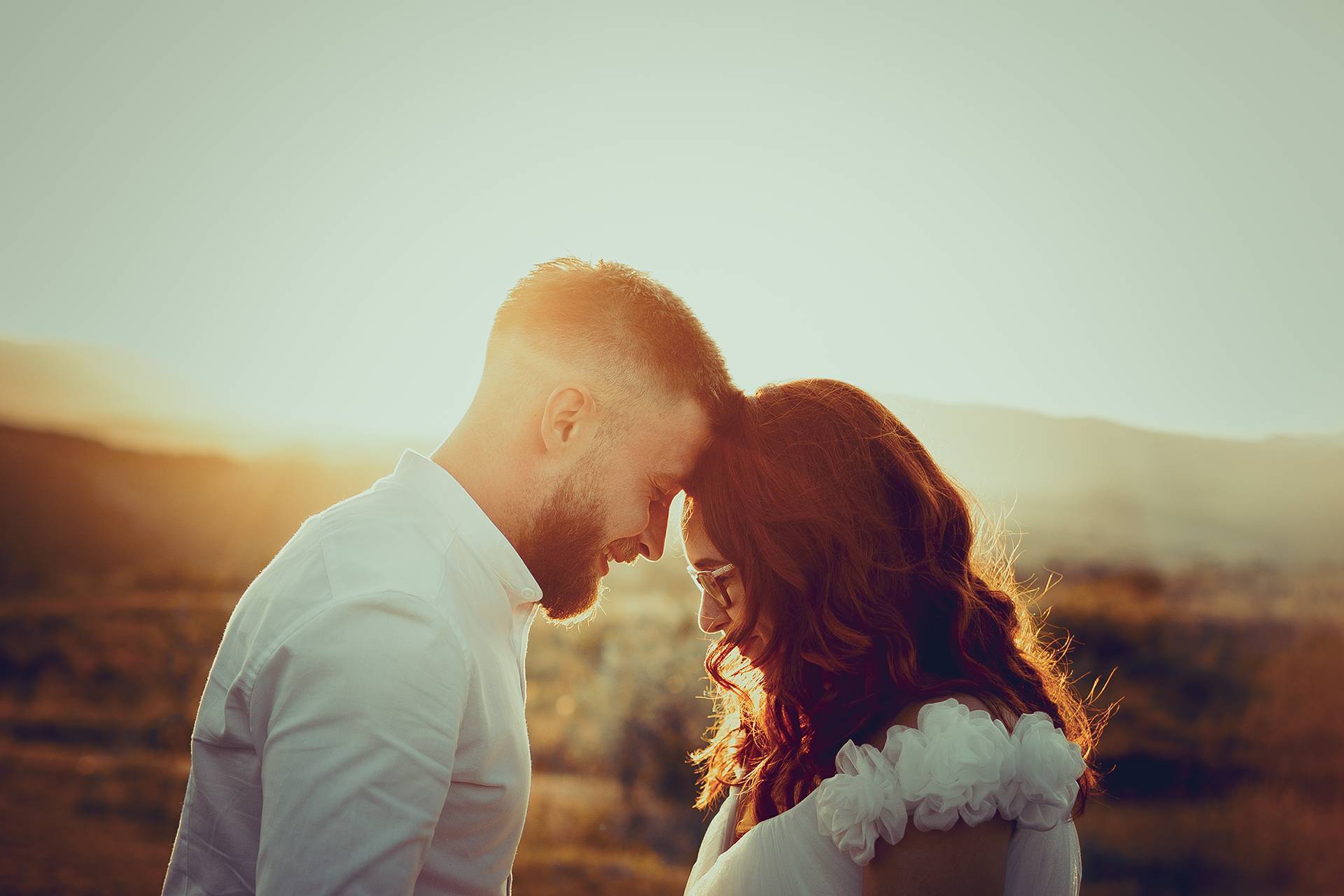 Portret de nuntă la apus – fotograf nuntă Transilvania Mirii radiază de bucurie și iubire într-un portret la amurg, la munte, în timpul nunții lor