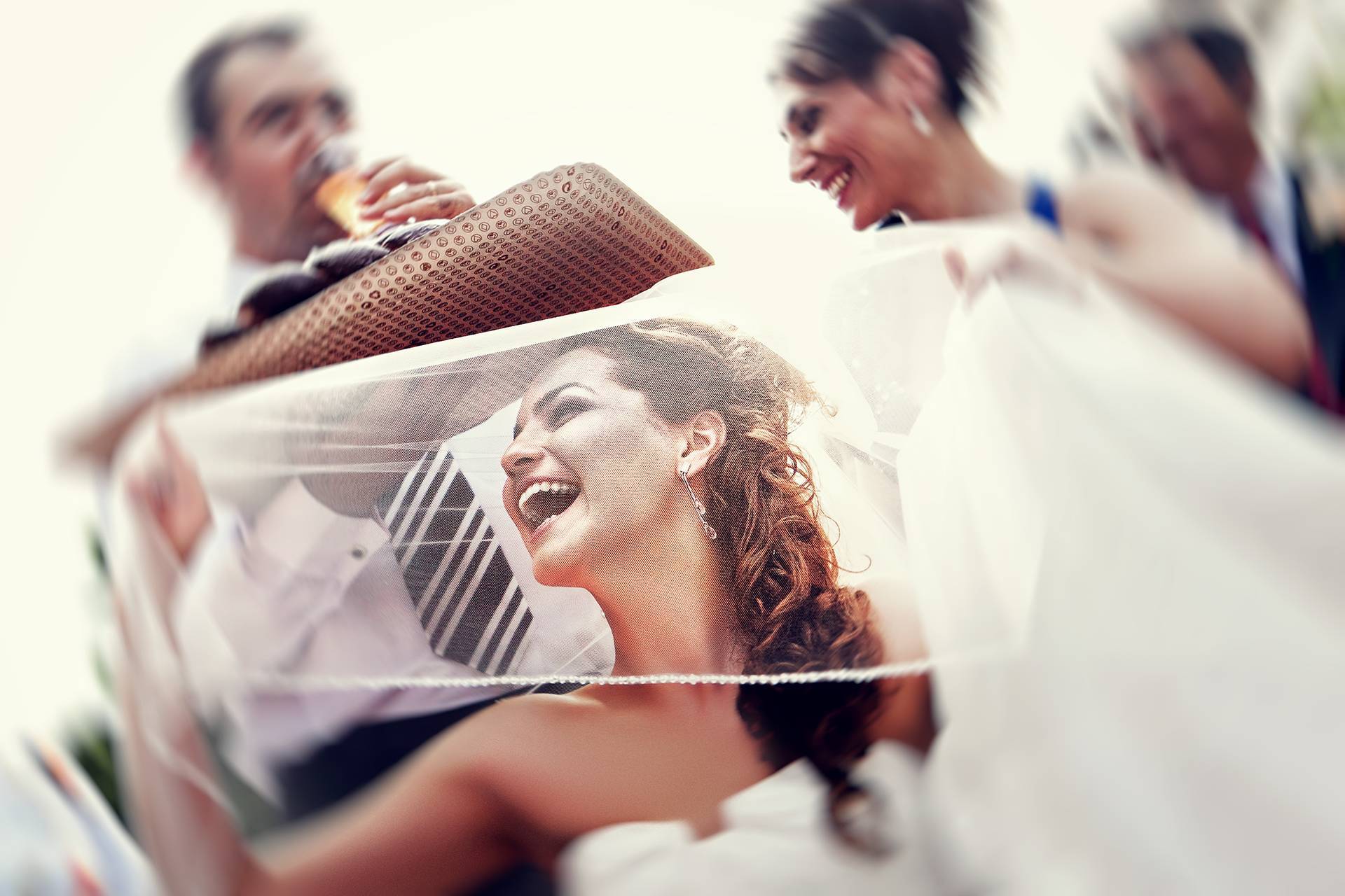 Mireasa și tradițiile nunții – fotograf nuntă Transilvania Mireasa radiază de bucurie în timp ce participă la tradițiile nunții