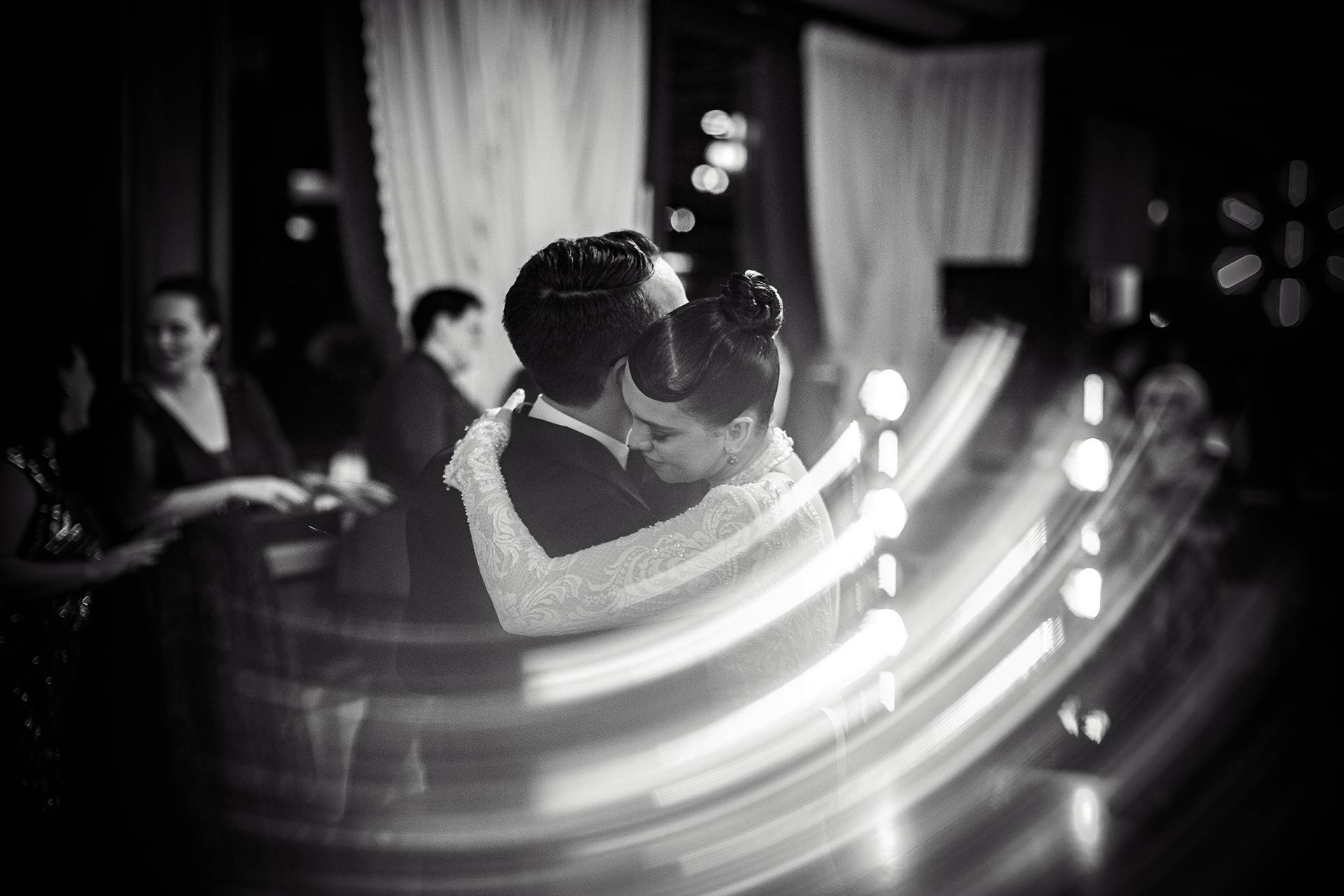 Dansul mirilor – fotograf nuntă Transilvania Dansul mirilor surprins artistic în alb-negru – fotograf nuntă Transilvania