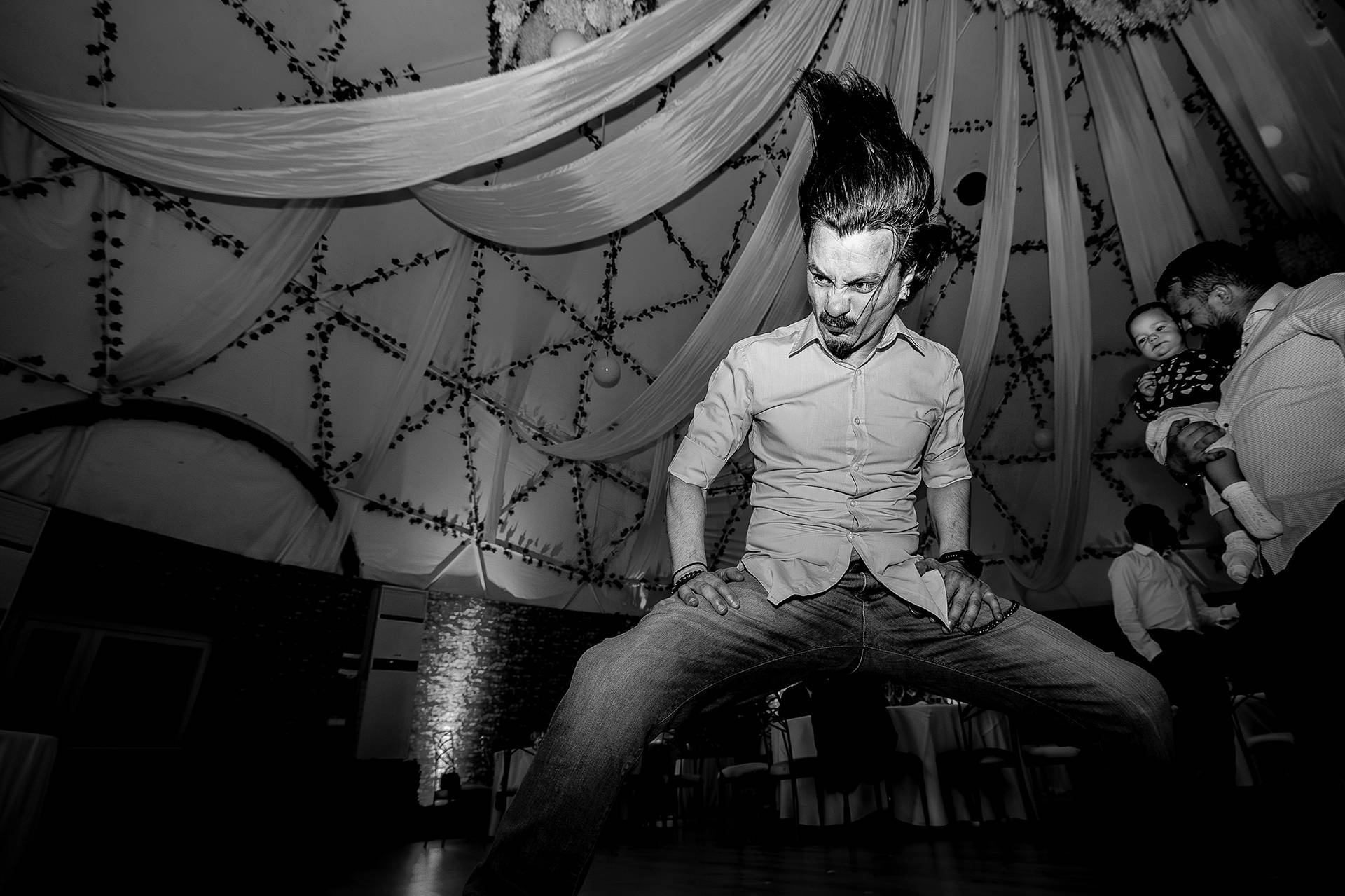 Headbanging pe ritm de rock – fotograf nuntă Transilvania Invitat cu plete face headbanging pe muzică rock la petrecerea de nuntă