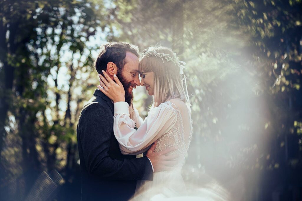 Portret romantic cu mirii, fericiți și bucuroși de moment – fotograf nuntă Transilvania