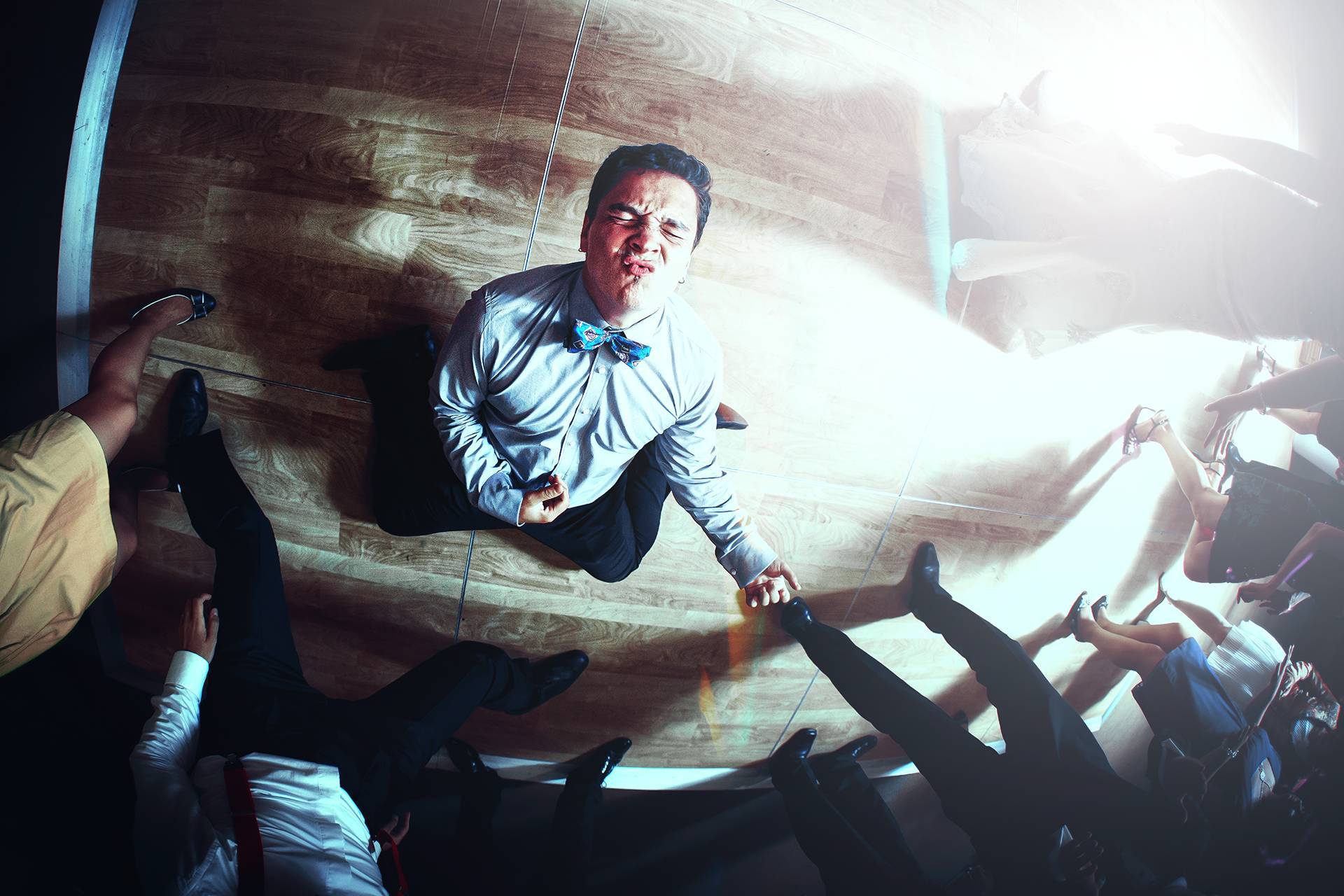 Dans rock plin de energie – fotograf nuntă Transilvania Invitat plin de energie dansează pe piesă rock, surprins dintr-o perspectivă fish-eye