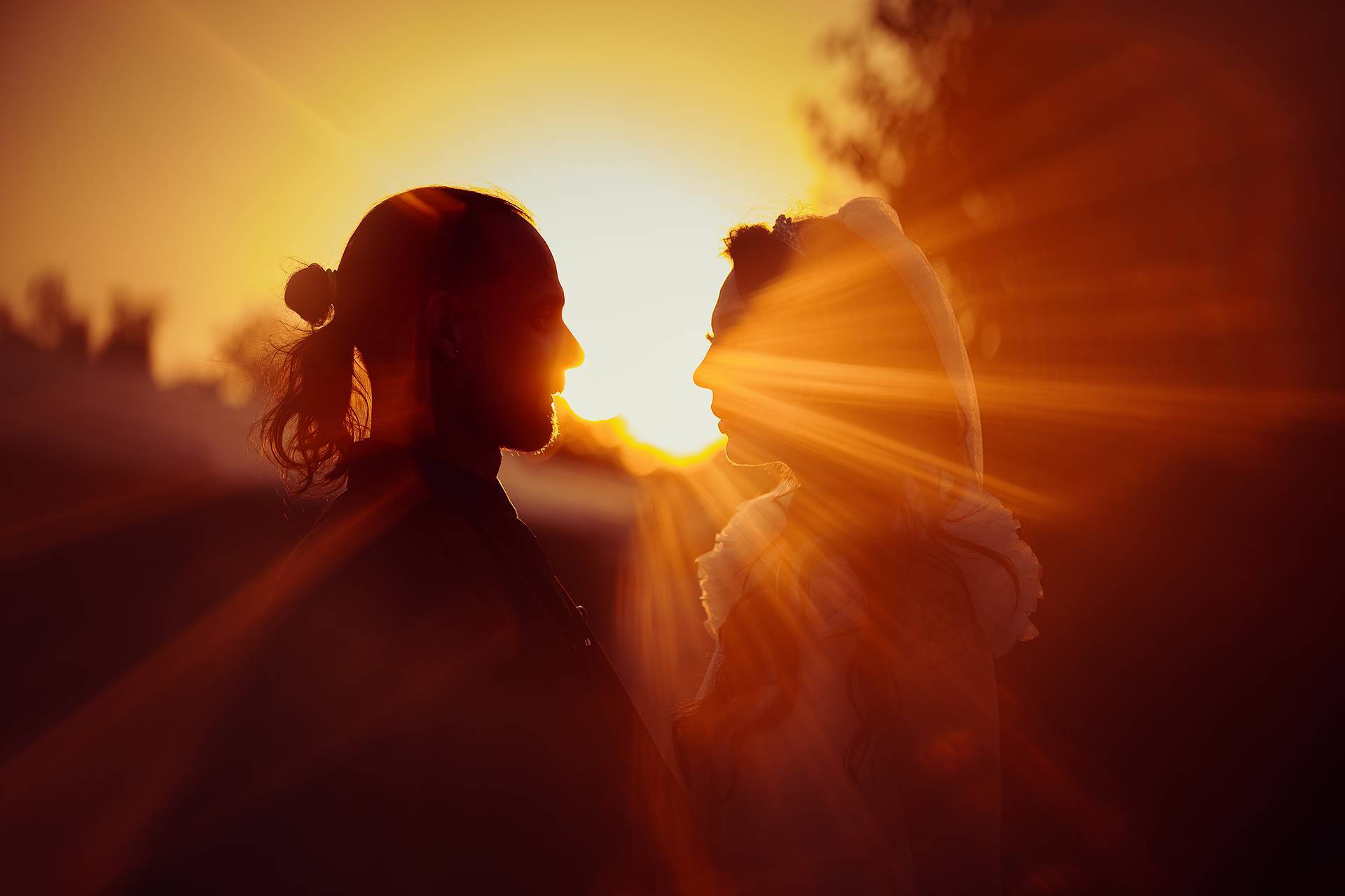 Siluete la apus – fotograf nuntă Transilvania Mirii surprinși la amurg, razele soarelui mângâind chipurile lor, siluete romantice